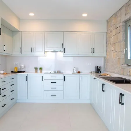 Ilaira Villa *